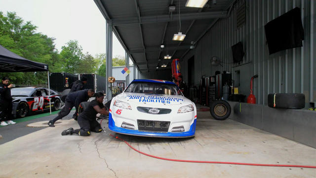 0711-cmo-nascarpitcrews-mid.jpg 